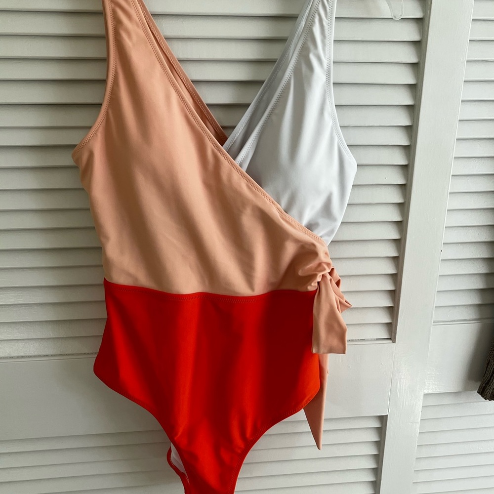Summertime, summertime, sum sum summertime!! Dive in with this beauty 👙🏊‍♀️🩱